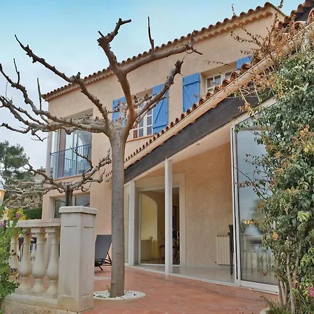 Three-bedroom Holiday In 度假居